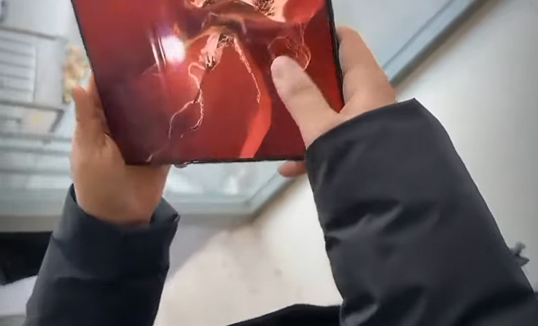 &laquo;Это видео докажет всё&raquo;. Huawei Mate XT оказался удивительно прочным неубиваемым смартфоном